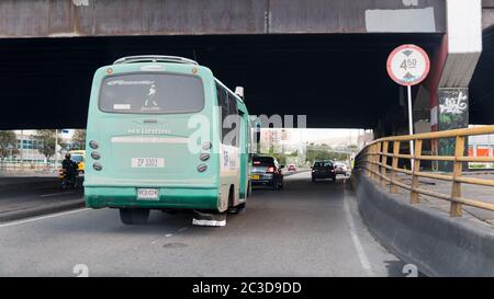 Vieux bus polluant sur la 68ème rue à Bogota, Colombie. Pont; tunnel. Un moyen de transport prédominant dans la ville latino-américaine. Banque D'Images