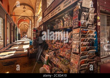 Kiosque à journaux à Bologne, Italie Banque D'Images