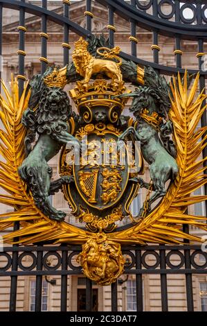 Les armoiries royales sur les portes en fer forgé du palais de Buckingham à Londres, Angleterre, Grande-Bretagne. Banque D'Images