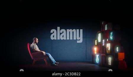 Homme caucasien avec des lunettes assis sur un fauteuil regardant plusieurs téléviseurs d'époque diffusant des programmes différents. Concept d'aliénation, depende Banque D'Images