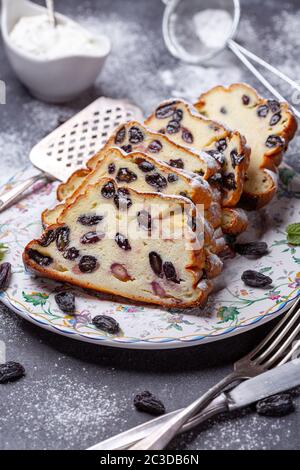 Cocotte de fromage maison de campagne à la vanille et aux raisins secs. Banque D'Images