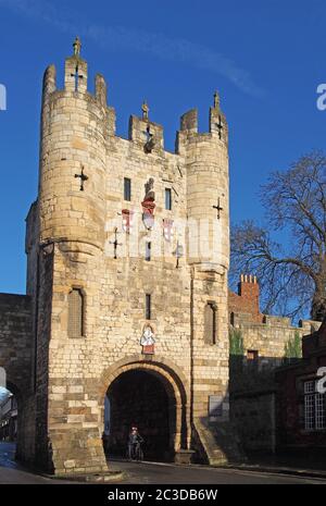 Un gros plan du bar Micklegate le 12 siècle porte et entrée sud de la ville de york avec un cycliste passant l'onu Banque D'Images