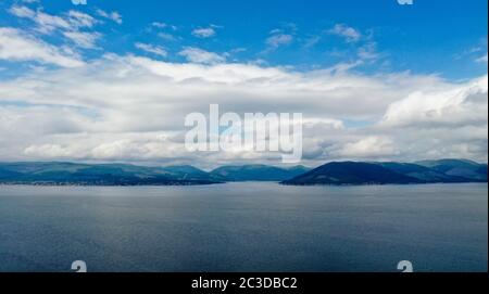 Vue aérienne sur les drones en direction du Saint Loch et de Strone, de l'autre côté du Firth of Clyde Banque D'Images