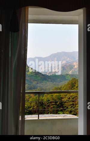 Diamond Mountains, Corée du Nord - 4 mai 2019 : vue sur le paysage de montagne par une porte de balcon ouverte dans l'hôtel Kumgangsan au lever du soleil. Une 1ère classe Banque D'Images