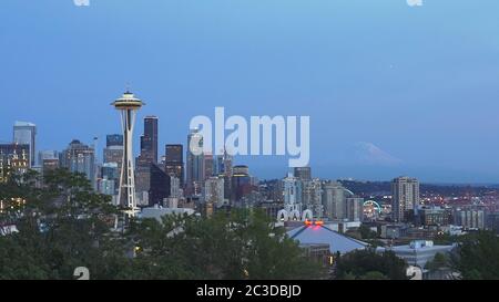 l'aiguille spatiale à seattle au crépuscule Banque D'Images