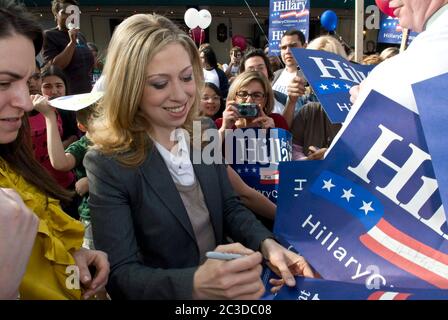 Austin, Texas États-Unis, 21 février 2008: Chelsea Clinton, fille de l'ancienne Presc. Bill Clinton et de l'optimiste présidentielle démocrate Hillary Clinton, salue les partisans d'Hillary Clinton à la ralliement. ©Marjorie Kamys Cotera/Daemmrich Photographie Banque D'Images