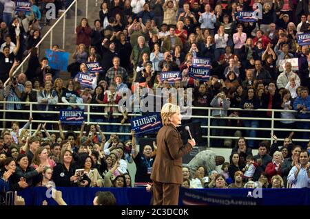 Austin, Texas États-Unis, 3 mars 2008: La sénatrice américaine Hillary Clinton, une candidate de premier plan pour la nomination présidentielle démocrate, s'adresse à une foule enthousiaste la veille des élections primaires du Texas. ©Marjorie Kamys Cotera/Daemmrich Photographie Banque D'Images