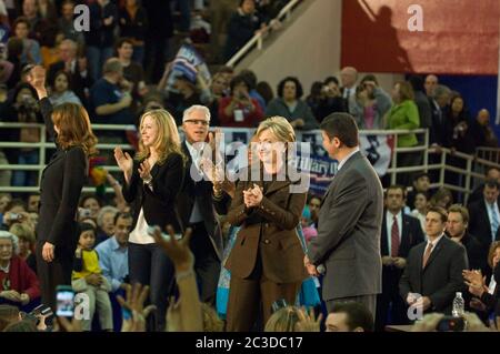 Austin, Texas États-Unis, 3 mars 2008: Sur scène (de gauche à droite) l'actrice Mary Steenburgen, Chelsea Clinton, l'acteur Ted Danson, la congressiste Sheila Jackson, la sénatrice démocrate à espoir présidentiel Hillary Clinton et Eddie Rodriguez, membre de la République lors de la campagne de Clinton se rallient la veille du vote des Texans aux élections primaires républicaines et démocrates. Austin, Texas États-Unis, 3 mars 2008: La sénatrice américaine Hillary Clinton, une candidate de premier plan pour la nomination présidentielle démocrate, s'adresse à une foule enthousiaste la veille des élections primaires du Texas. ©Marjorie Kamys Cotera/Daemmrich Photographie/ Banque D'Images