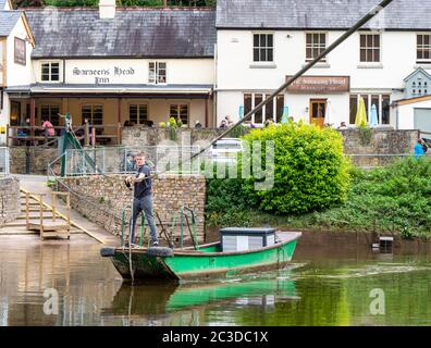 Prenez le ferry pour traverser la rivière Wye, qui est dirigé par le Saracen's Head Inn à Symonds Yat, au pays de Galles, au Royaume-Uni Banque D'Images