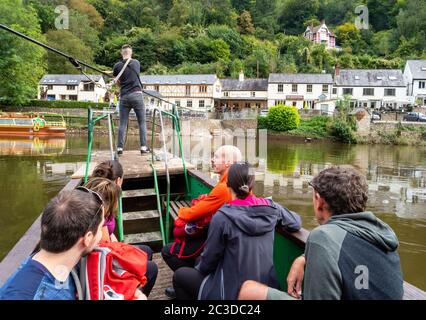 Prenez le ferry pour traverser la rivière Wye, qui est dirigé par le Saracen's Head Inn à Symonds Yat, au pays de Galles, au Royaume-Uni Banque D'Images