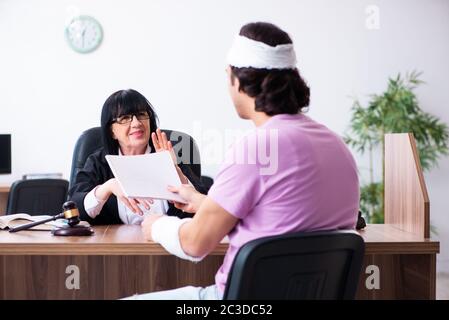 Homme handicapé consultant juge pour dommages-intérêts Banque D'Images