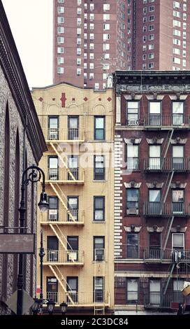 Vieux bâtiments avec des évasions de feu à New York, couleur image, Etats-Unis. Banque D'Images