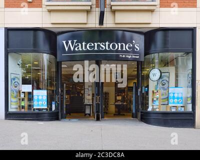 La façade de la librairie Waterstone à Sutton, Surrey, Royaume-Uni le premier jour, les magasins non essentiels ont été autorisés à rouvrir par le gouvernement après l'isolement. Banque D'Images