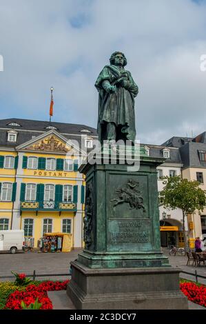 Statue de Ludwig van Beethoven sur la place de la cathédrale de Bonn, à Bonn, en Allemagne. Banque D'Images