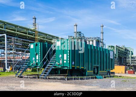 Réservoir de location mobile de 70 m3 pour le stockage de substances dangereuses pour les eaux dans un environnement industriel, fabriqué et manipulé par BakerCorp . Banque D'Images