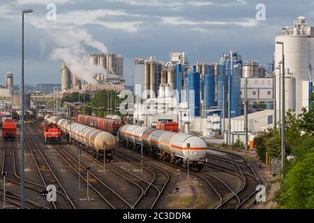 SwitchYard avec locomotive diesel et wagons-citernes pour produits chimiques à Cologne, Allemagne Banque D'Images