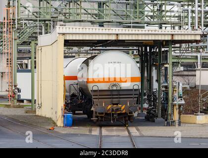 Déchargement d'un wagon-citerne contenant des substances dangereuses pour les eaux dans une usine chimique en Allemagne. Banque D'Images