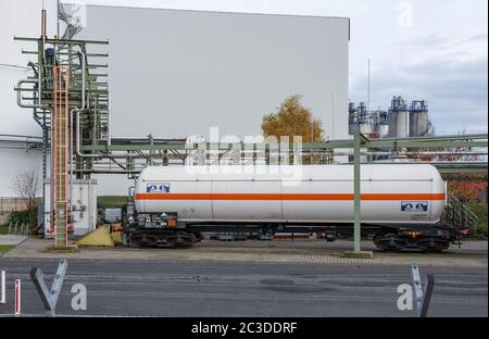 Un wagon-citerne TAL avec des substances dangereuses pour les eaux dans une usine chimique en Allemagne en attente de déchargement. Banque D'Images