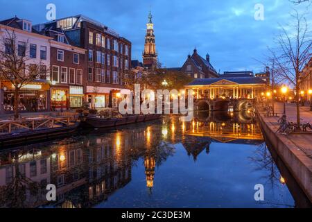 Scène nocturne à Leiden, aux pays-Bas avec le pont Korenbeursbrug et l'hôtel de ville (Stadhuis). Banque D'Images