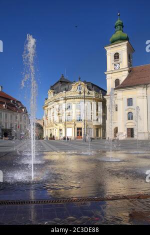 Scène de jour de la Grand place (Piata Mare) à Sibiu, Roumanie. Banque D'Images