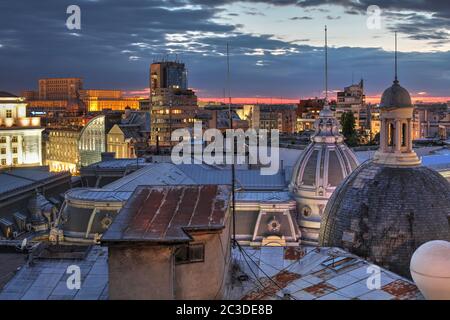 L'horizon de Bucarest depuis l'un des toits près de la place de l'Université vers l'ouest sur le vieux centre et avec la Chambre du Parlement à Banque D'Images