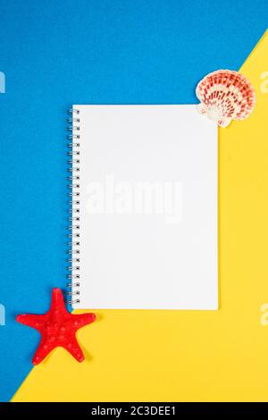 Page blanche vierge avec poisson étoilé et fond de mer bleu et jaune Banque D'Images