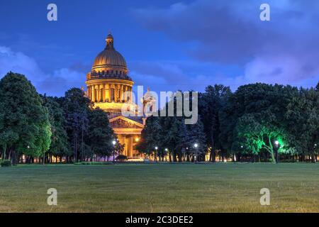 La cathédrale Saint Isaac à Saint-Pétersbourg, Russie au crépuscule. Banque D'Images