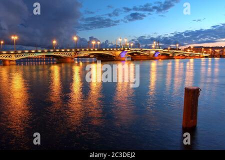 Pont Blagoveschenskiy sur la Neva à Saint-Pétersbourg, au cours d'un coucher de soleil spectaculaire. Banque D'Images