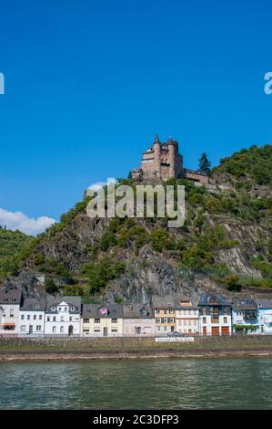 Vue sur la ville de Goarshausen et le château de Katz au-dessus du Rhin en Allemagne. Banque D'Images