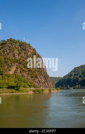 Vue sur le Lorelei , également orthographié Loreley en allemand, qui est un rocher d'ardoise raide de 132 m (433 pi) de haut sur la rive droite du Rhin dans la RHI Banque D'Images