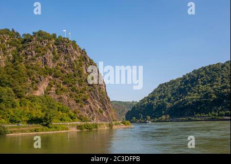 Vue sur le Lorelei , également orthographié Loreley en allemand, qui est un rocher d'ardoise raide de 132 m (433 pi) de haut sur la rive droite du Rhin dans la RHI Banque D'Images