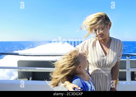 Bonne mère et fille en croisière Banque D'Images