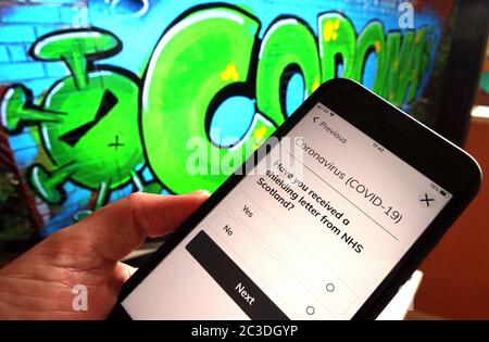 Application de suivi et trace pour smartphone coronavirus Covid19 - Vérifiez vos symptômes - application NHS Scotland Banque D'Images
