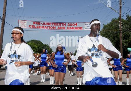 Austin, Texas, États-Unis. 19 juin 2004. Austin, TX USA 19 juin 2004: Dix-septième parade annuelle dans la communauté d'Austin, historiquement noire à l'est, célébrant la date du 19 juin 1865, lorsque Galveston a reçu le mot que le président Lincoln avait libéré les Noirs de l'esclavage. Crédit : Bob Daemmrich/ZUMA Wire/Alay Live News Banque D'Images