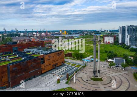GDANSK, POLOGNE - 17 JUIN 2020 : vue aérienne du Centre européen de solidarité et monument aux travailleurs de chantier naval tombés de 1970 avec trois croix. Banque D'Images