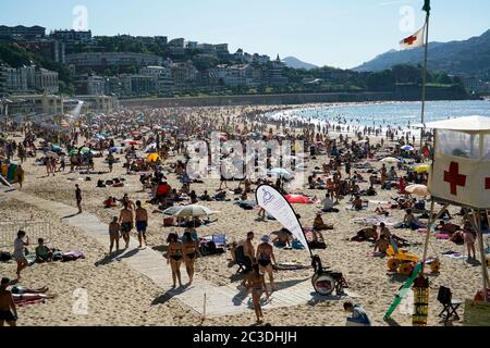 Vacanciers sur la plage de la Concha. La Concha Bay.San Sebastian.Gipuzkoa.pays basque.Espagne. Banque D'Images