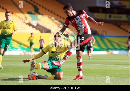 Danny ings de Southampton tire sous la pression de Ben Godfrey de Norwich City lors du match de la première ligue à Carrow Road, Norwich. Banque D'Images