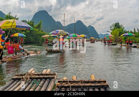 Radeaux en bois de bambou sur la rivière Yulong en Chine Banque D'Images