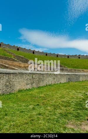 L'amphithéâtre de Pompéi est le plus ancien amphithéâtre romain survivant de l'ancienne ville romaine de Pompéi, près de Naples moderne dans la région italienne o Banque D'Images