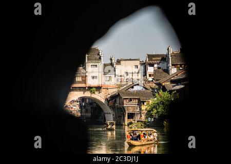 Touristes dans le vieux bateau en bois à Fenghuang Banque D'Images