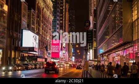 NEW YORK, NEW YORK, Etats-Unis - 12 SEPTEMBRE 2015 : circulation sur la 42e rue W à Manhatten, ny Banque D'Images