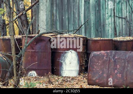 Vieux barils de déchets chimiques avec du chlore à Tchernobyl Banque D'Images