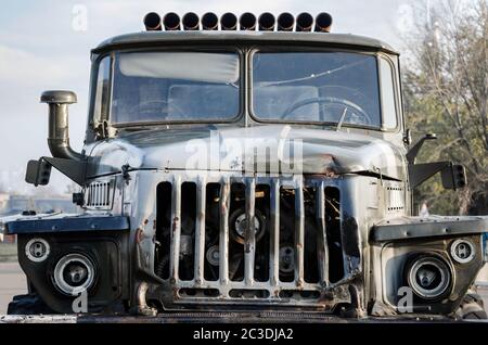 cockpit d'un ancien camion militaire endommagé Banque D'Images