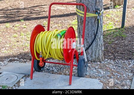 Tuyau d'eau au niveau de l'enrouleur de chariot dans Woods Banque D'Images