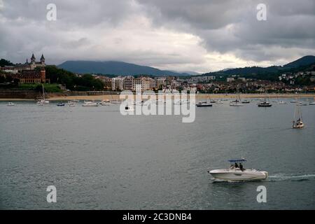 La vue de la baie de la Concha avec paysage urbain de San Sebastian avant une tempête.San Sebastian.Gipuzkoa.pays basque.Espagne Banque D'Images