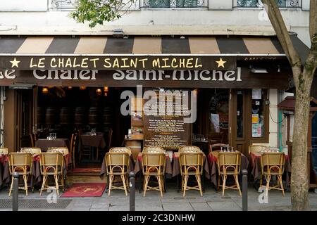 Vous pourrez vous asseoir à l'extérieur dans un restaurant traditionnel sur la rive gauche de la Seine.Paris.France Banque D'Images