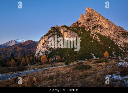 Début de matinée automne scène alpine des Dolomites. Falzarego Path View, Belluno, Italie. Massif de Marmolada enneigé et Glacier in Banque D'Images