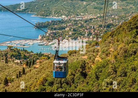 Baie de Rapallo vue du téléphérique à la Chiesa Madonna di Montallegro, Ligurie, Nord-Ouest de l'Italie Banque D'Images