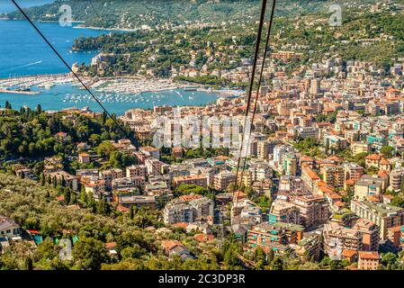 Baie de Rapallo vue du téléphérique à la Chiesa Madonna di Montallegro, Ligurie, Nord-Ouest de l'Italie Banque D'Images