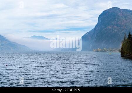 Automne Alpes montagne lac vue Mondsee, Salzkammergut, haute-Autriche. Banque D'Images